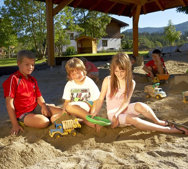Kinder spielen im Sandkasten - Ferienanlage Österreich