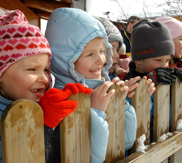 Kinder beim Winterurlaub in der Sonnberg Ferienanlage