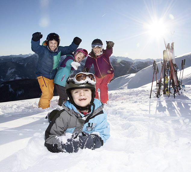Familie hat Spaß im Skiurlaub © Flachau Tourismus
