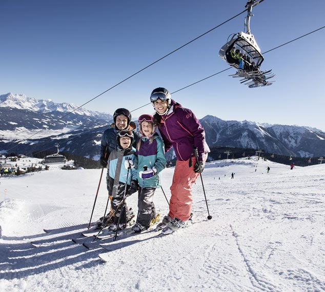 Familie beim Skifahren auf der Skipiste © Flachau Tourismus