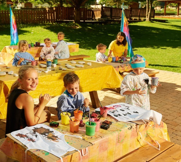 Kinder beim Spielen in der Sonnberg Ferienanlage 